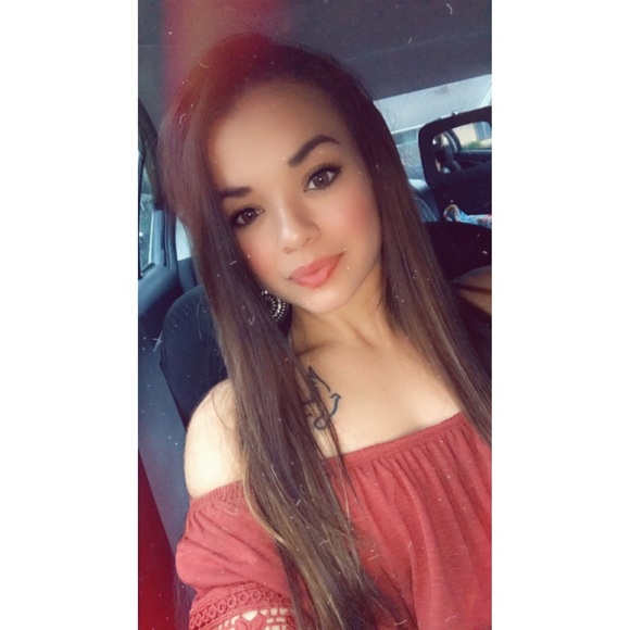 🌻Meet Your Posher, Carissa!🌻 - Picture 1 of 1